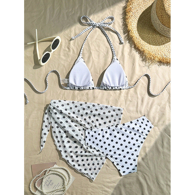 Damen Triangel-Bikini mit verspieltem Polka-Dots-Muster und ergänzt durch einen eleganten Wickelrock Drune