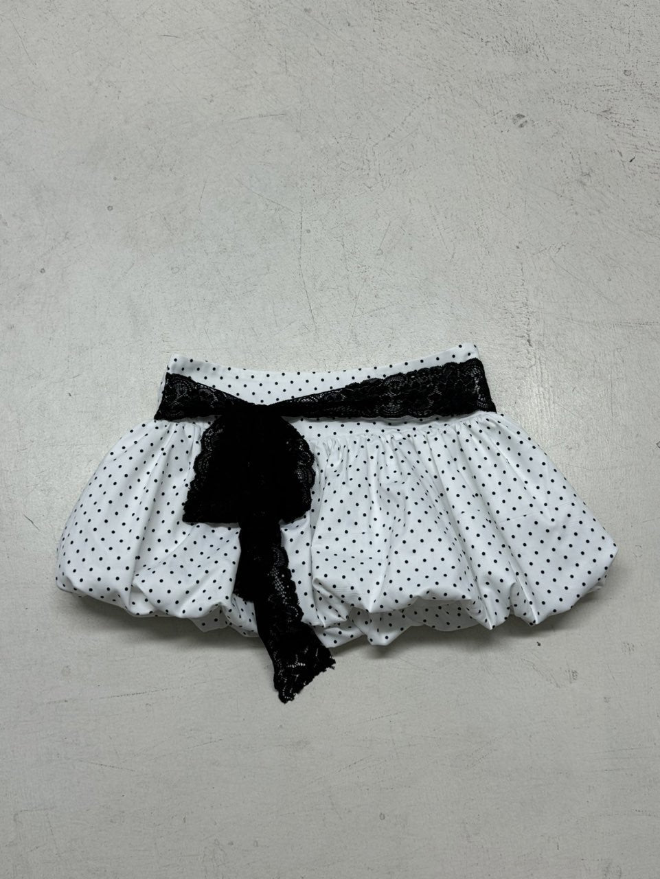 Damen Minikleid mit voluminösem Rüschensaum und dekorativem Gürtel Drune