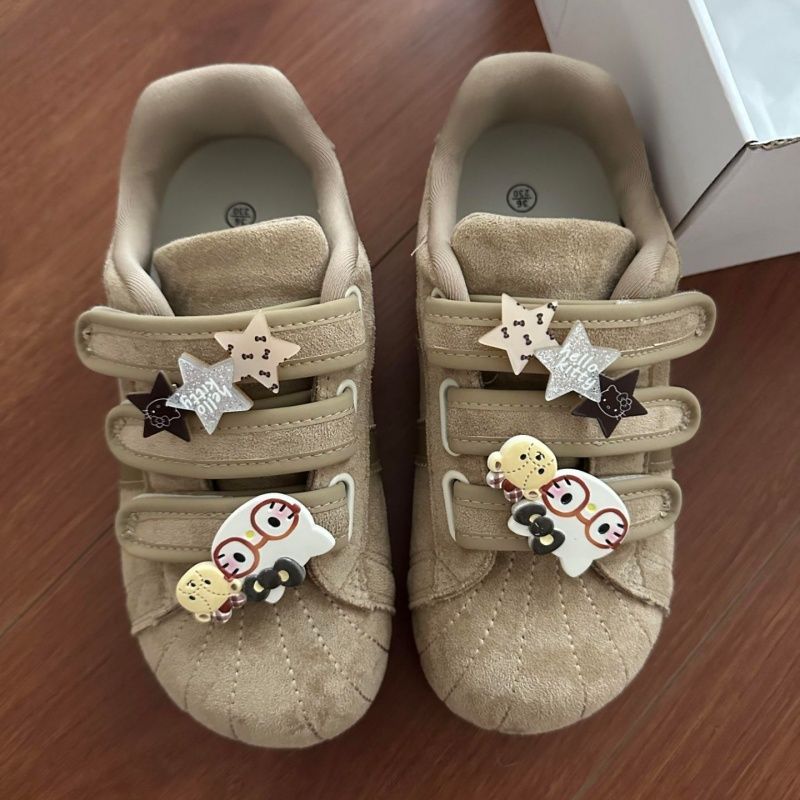 Damen Veloursleder-Sneakers mit praktischen Klettverschlüssen und verspielten Anhängern Drune