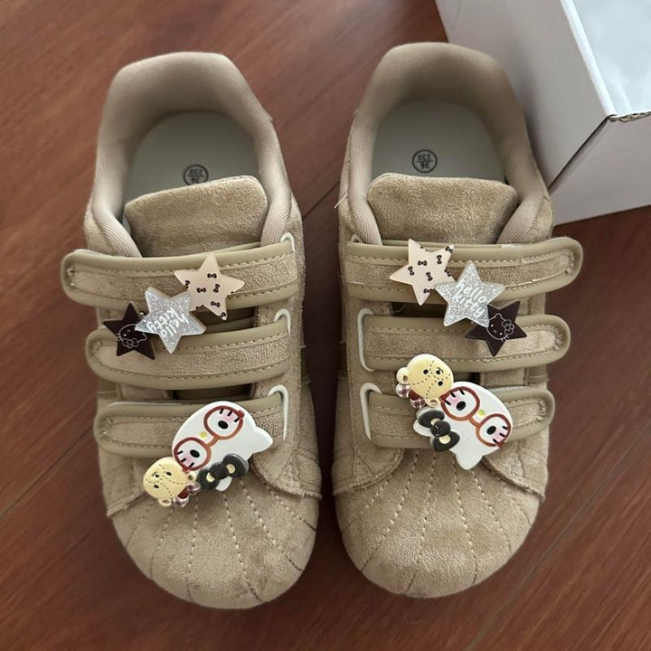 Damen Veloursleder-Sneakers mit praktischen Klettverschlüssen und verspielten Anhängern Drune