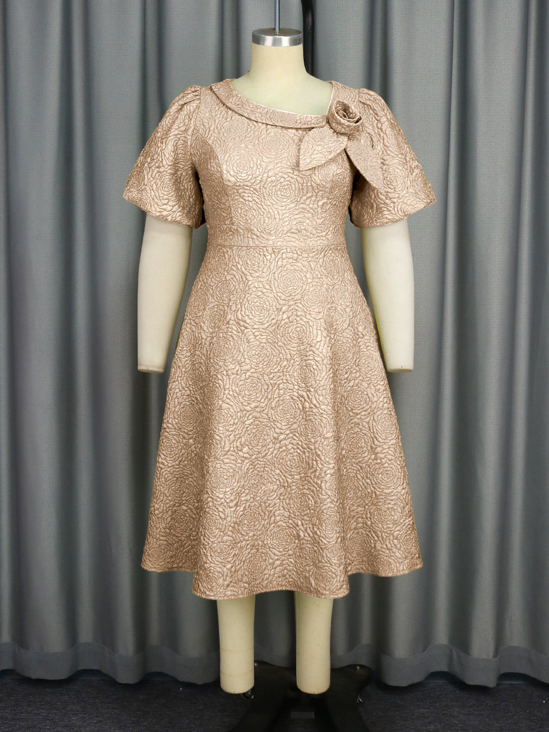 Damen Elegantes Kleid mit strukturierter Blumenapplikation Drune
