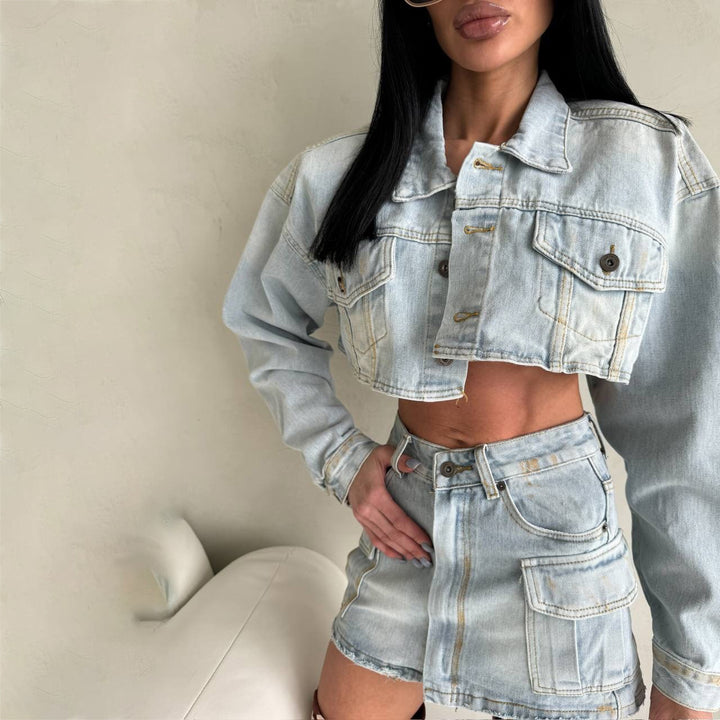 Damen Denim-Crop-Jacke mit passendem Minirock im modernen Utility-Stil Drune