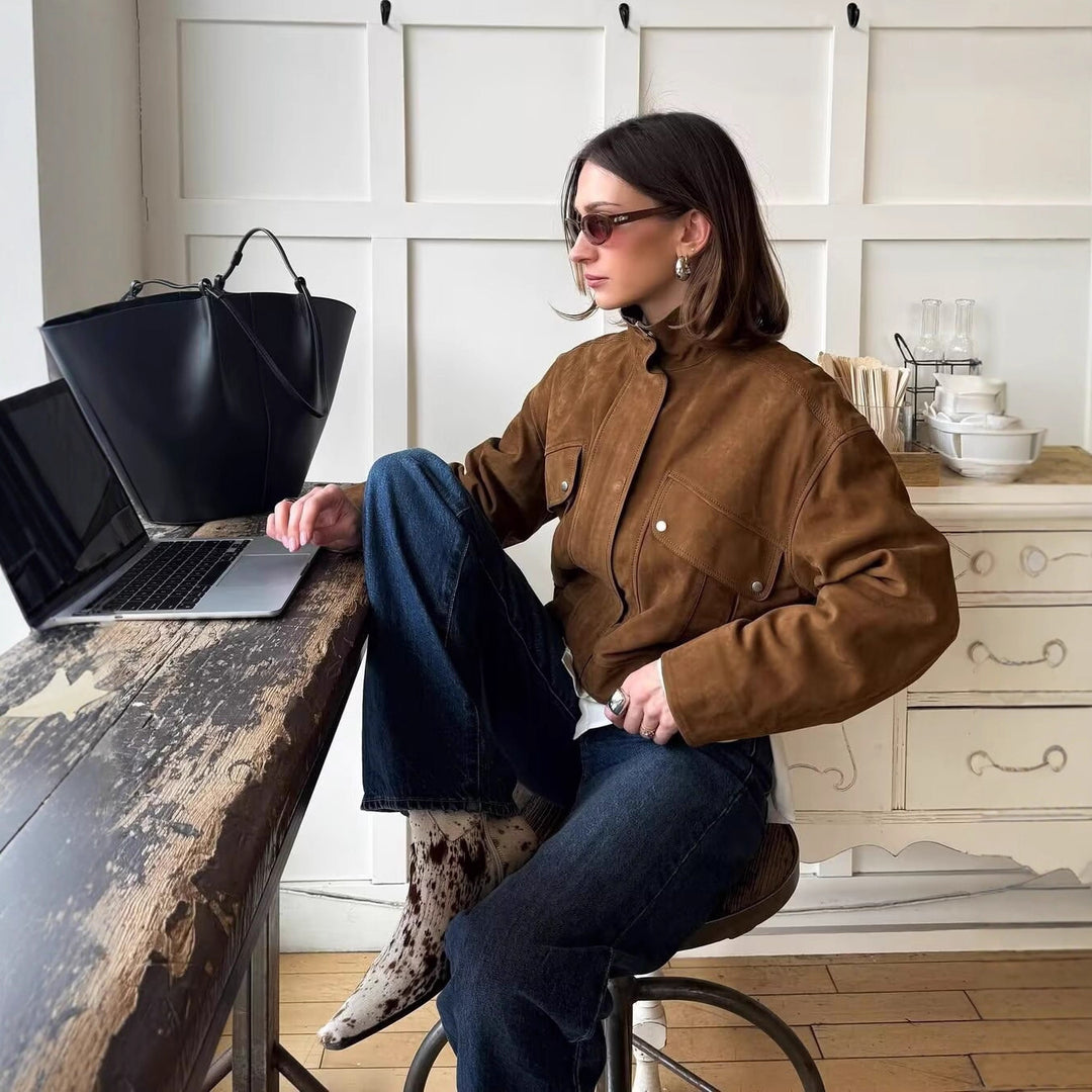 Damen nan kurze Oversize-Jacke in Wildlederoptik mit Stehkragen, aufgesetzten Pattentaschen und elastischem Bund Drune