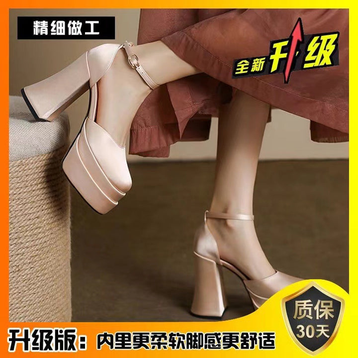 Damen nan Plateau-Sandalette mit skulpturellem Blockabsatz, quadratischer Zehenpartie und kristallbesetztem Knöchelriemen Drune