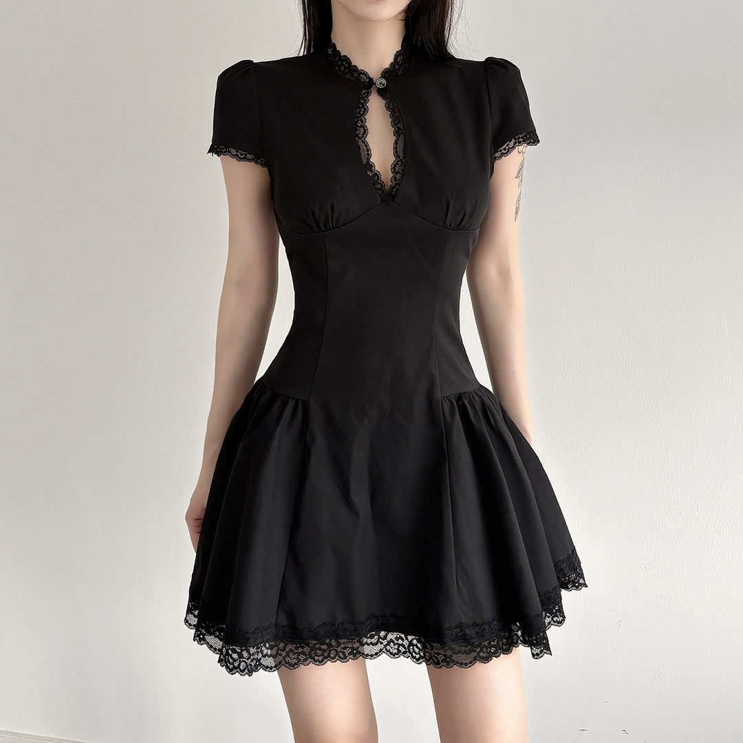 Damen Kleid mit romantischem Rüschensaum und zarten Spitzenakzenten Drune