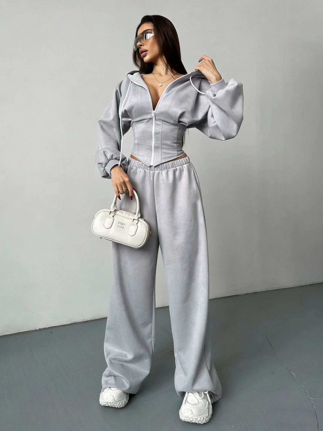 Damen sportliches Set aus cropped Kapuzenjacke und weiten Jogginghosen mit elastischem Bund Drune