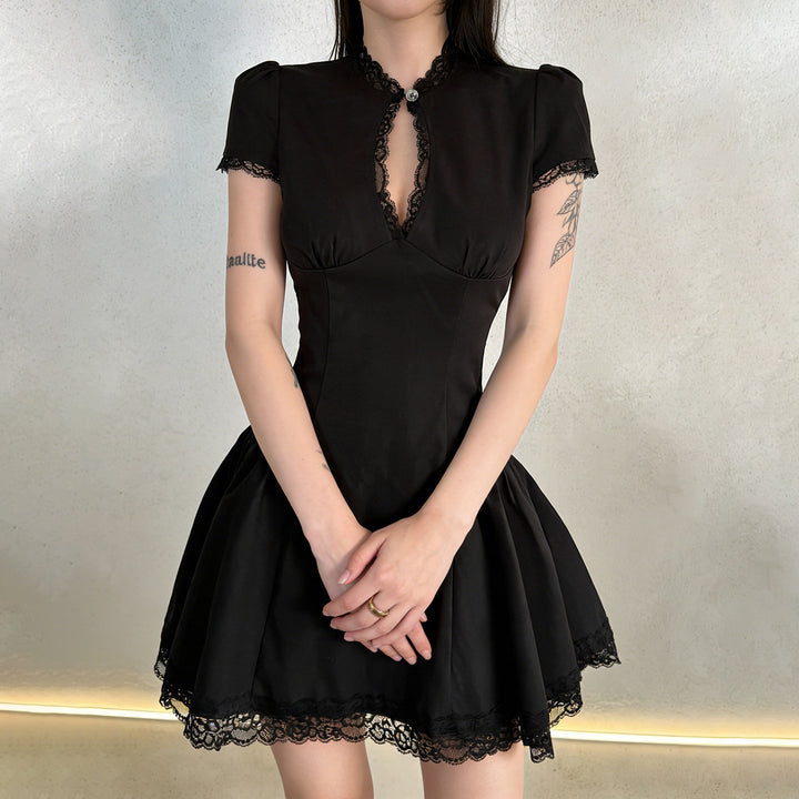 Damen Kleid mit romantischem Rüschensaum und zarten Spitzenakzenten Drune