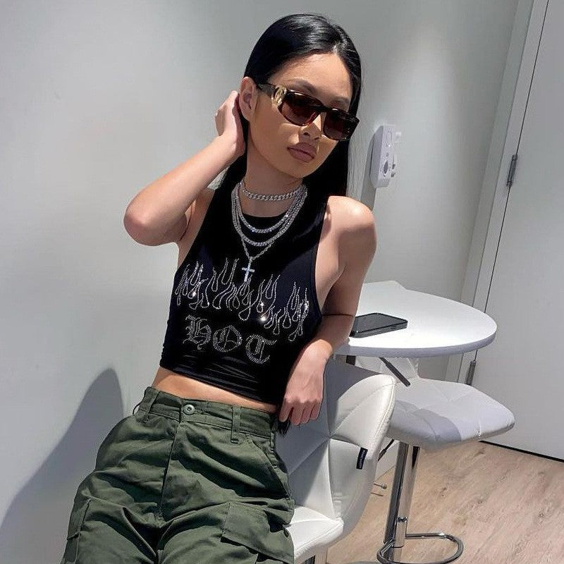 Damen Crop-Top mit auffälligem Flammenmotiv und glänzenden Akzenten Drune