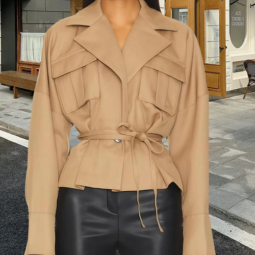 Damen elegante Jacke mit taillierter Silhouette und praktischen Taschen Drune