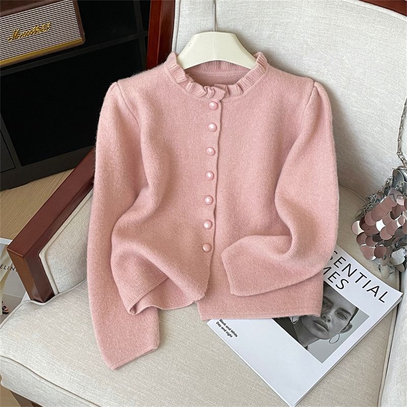 Damen elegante Strickjacke mit femininen Rüschen und Perlenknöpfen Drune