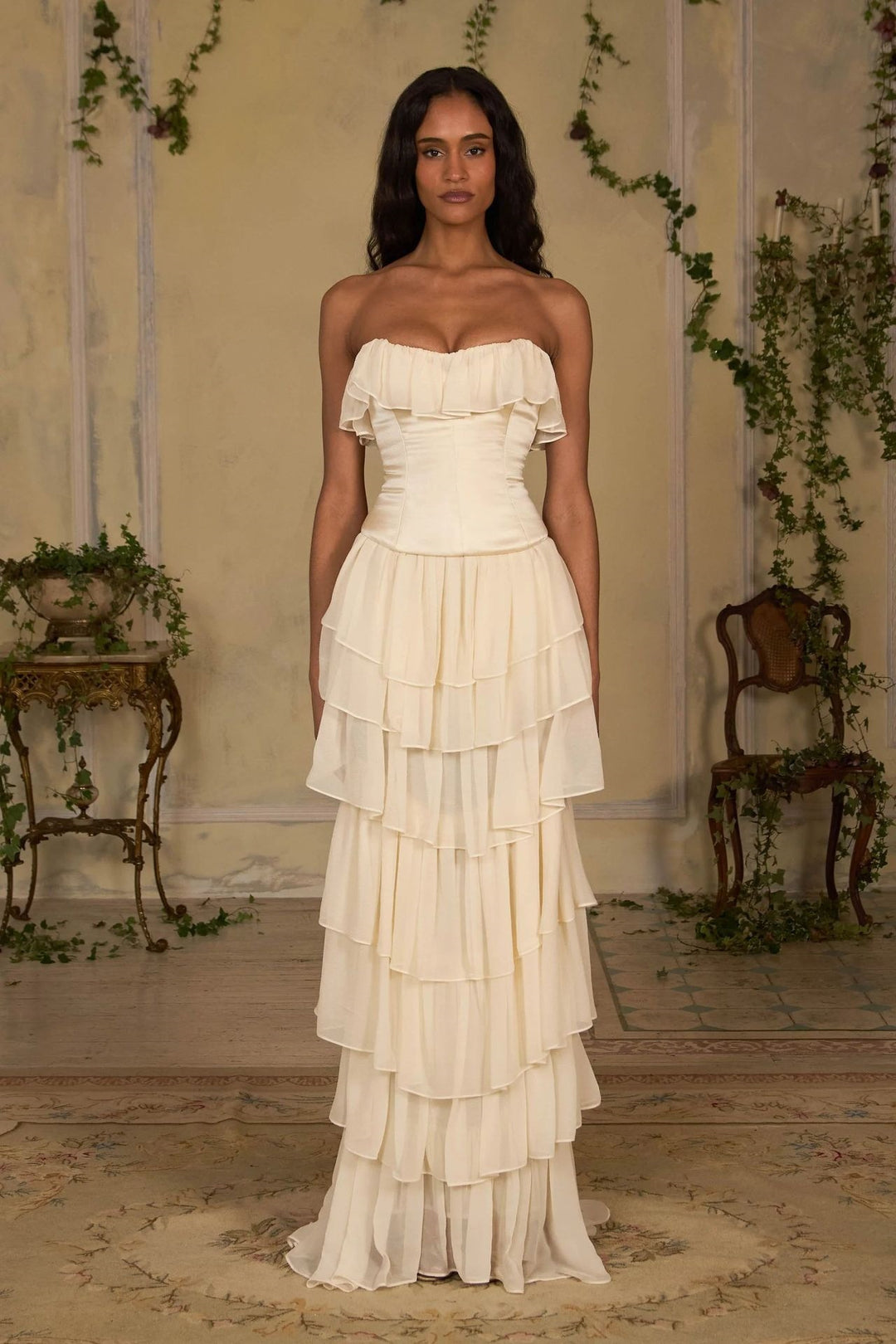 Damen Elegantes, schulterfreies Maxikleid mit fließenden Rüschen Drune