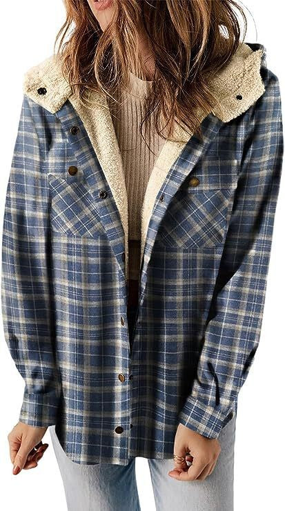 Drune | Damen Wolljacke – Relaxed Fit – Flauschig gefütterte Kapuze – Karo – Knopfverschluss Schichten