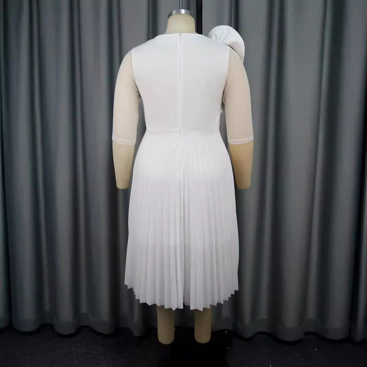 Damen elegantes Plissee-Kleid mit asymmetrischem Design und floralen Akzent Drune