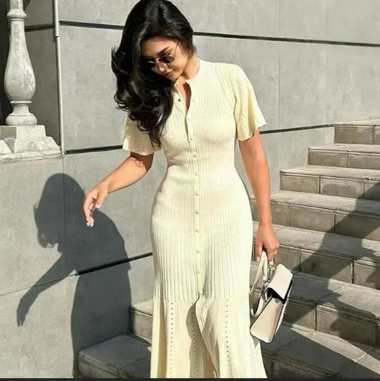 Damen Elegant geschnittenes Maxikleid mit feinen Falten und Knopfleiste Drune