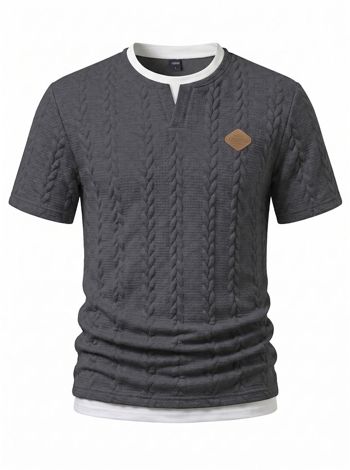 Herren nan texturiertes Kurzarmshirt mit geprägter Zopfstruktur, V‑Einsatz am Rundhals und Lagenlook Drune