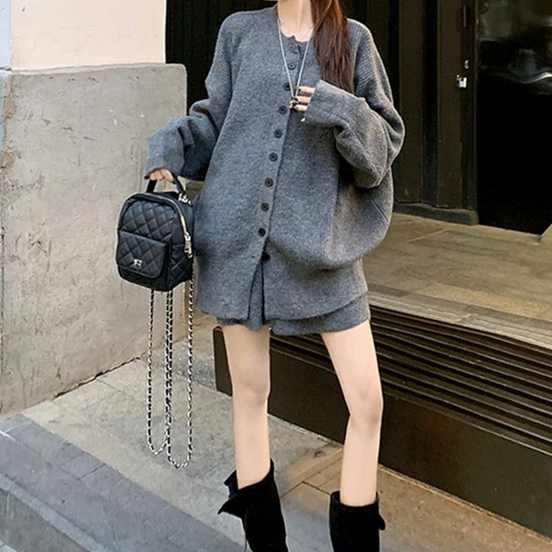 Damen Strickensemble mit kontrastierenden Pullover-Lagen und eleganter Knopfleiste Drune