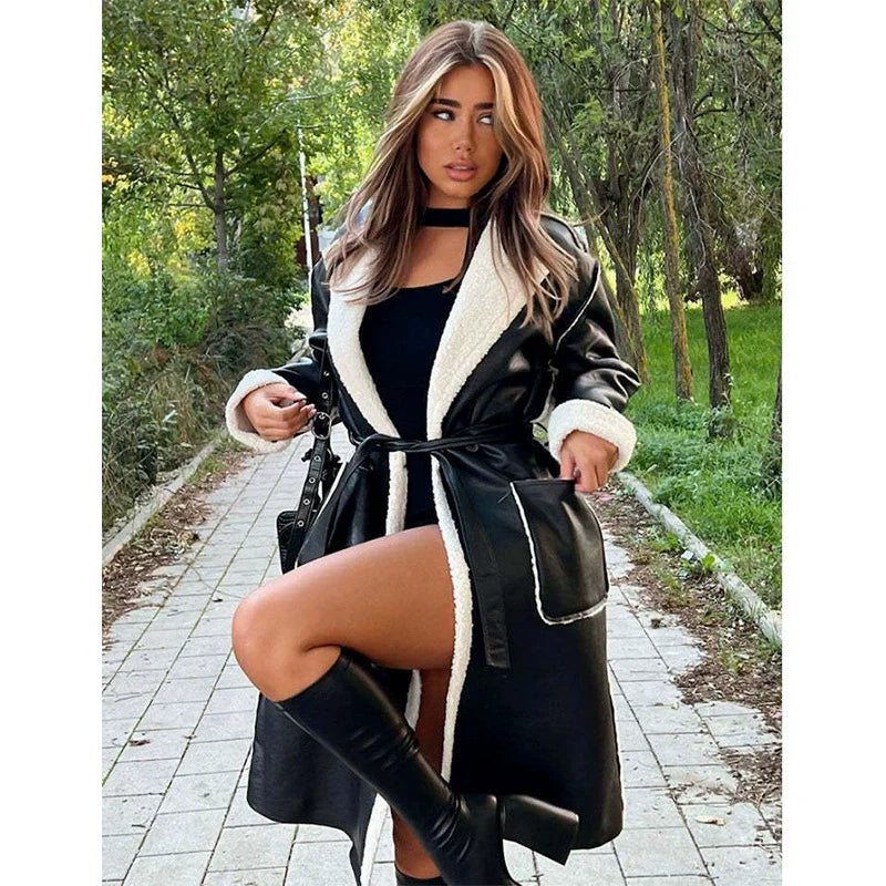 Drune | Damen Langmantel – Kunstleder – Oversized Wickelpasform – Plüschbesatz – Bindegürtel