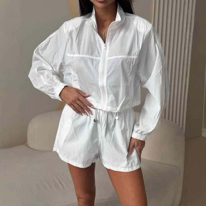 Damen sportliches Set mit leichten Shorts und modischer Jacke