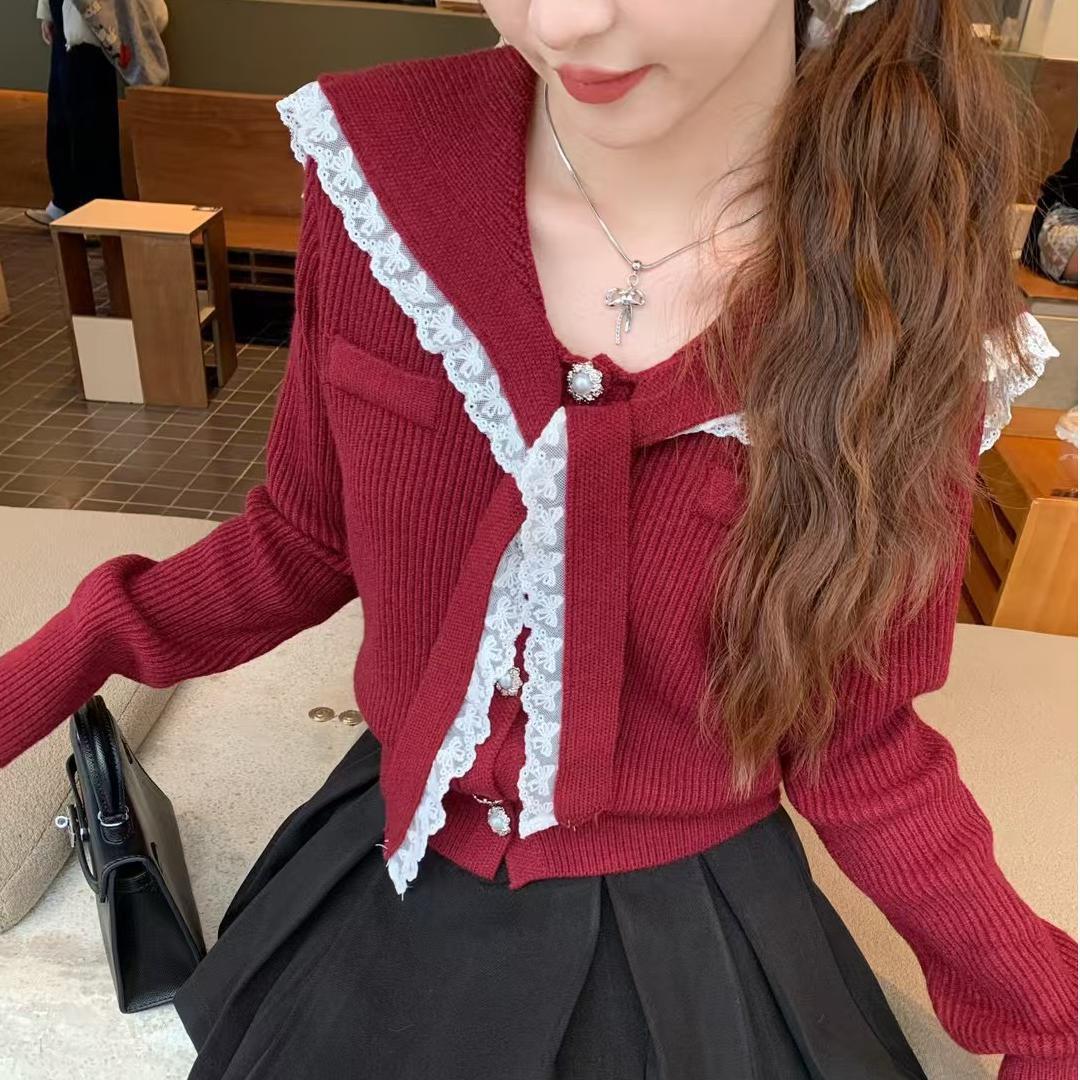 Damen Strickjacke mit Rüschen-Halsband und dekorativen Knöpfen Drune