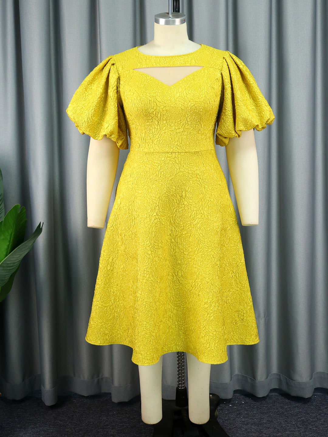 Damen Midi-Kleid mit voluminösen Puffärmeln und dekorativem Ausschnitt Drune
