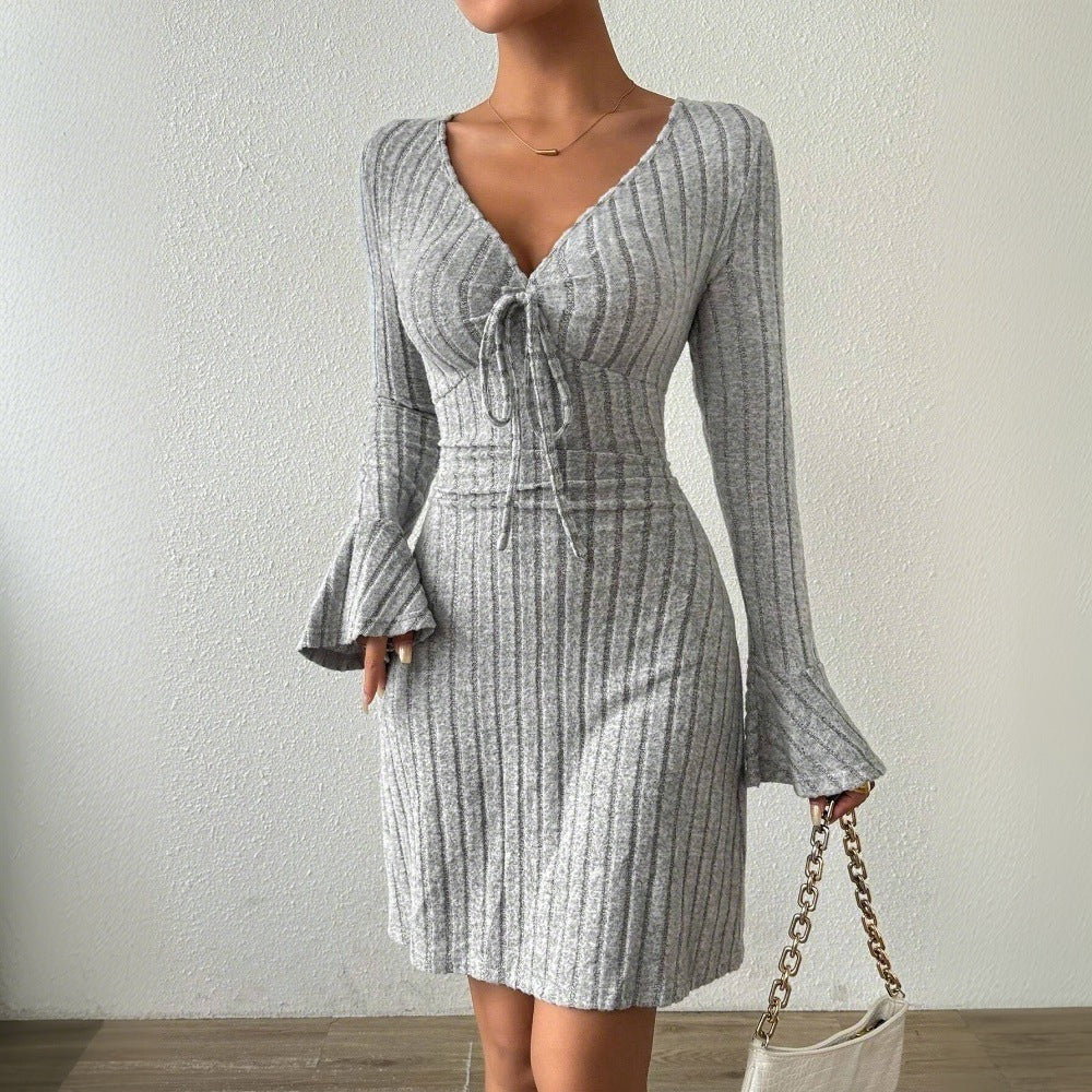 Damen Strickkleid mit tiefem V-Ausschnitt und modischen Bindebändern Drune