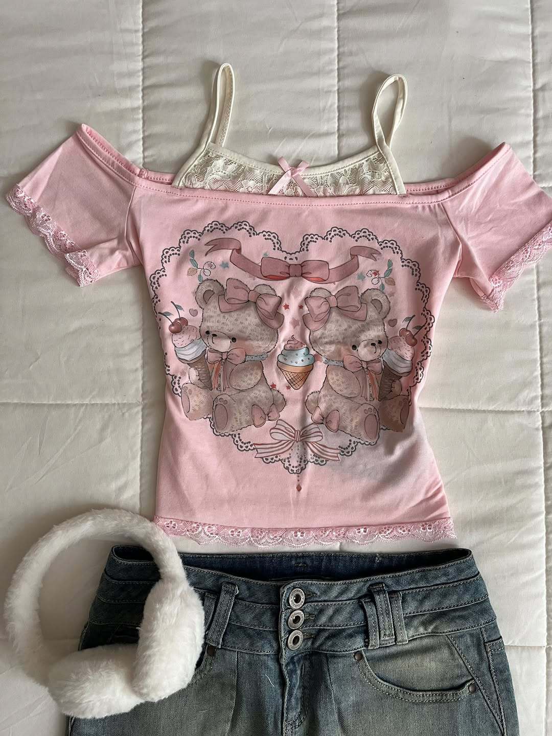 Damen Verspieltes T-Shirt mit Spitzenapplikationen und süßem Bärenmotiv Drune