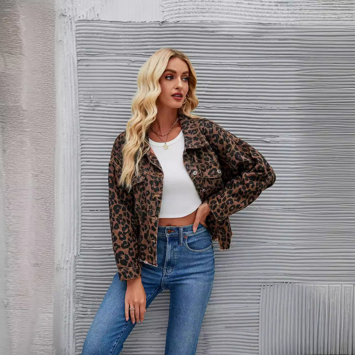 Damen Jeansjacke im angesagten Leo-Design mit cooler Schnittführung und lässigen Details Drune