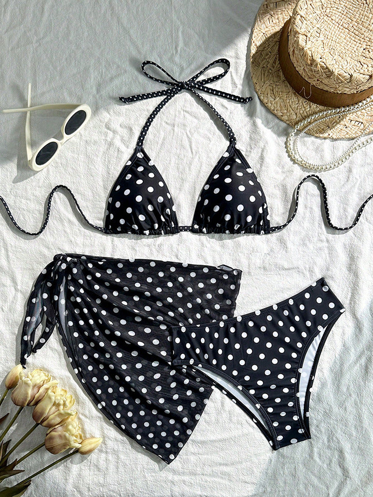Damen Triangel-Bikini mit verspieltem Polka-Dots-Muster und ergänzt durch einen eleganten Wickelrock Drune