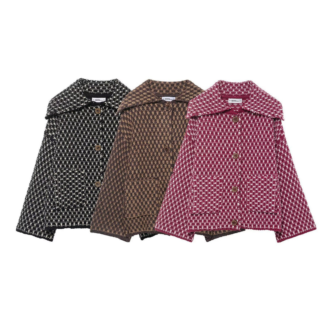 Damen nan kastige Bouclé-Tweedjacke mit großem Umlegekragen, aufgesetzten Taschen und dekorativen Holzknöpfen Drune
