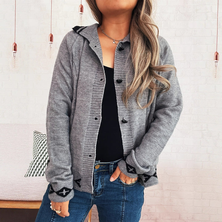 Damen Strickjacke mit kreativem Zopfmuster und modernen Knopfdetails Drune