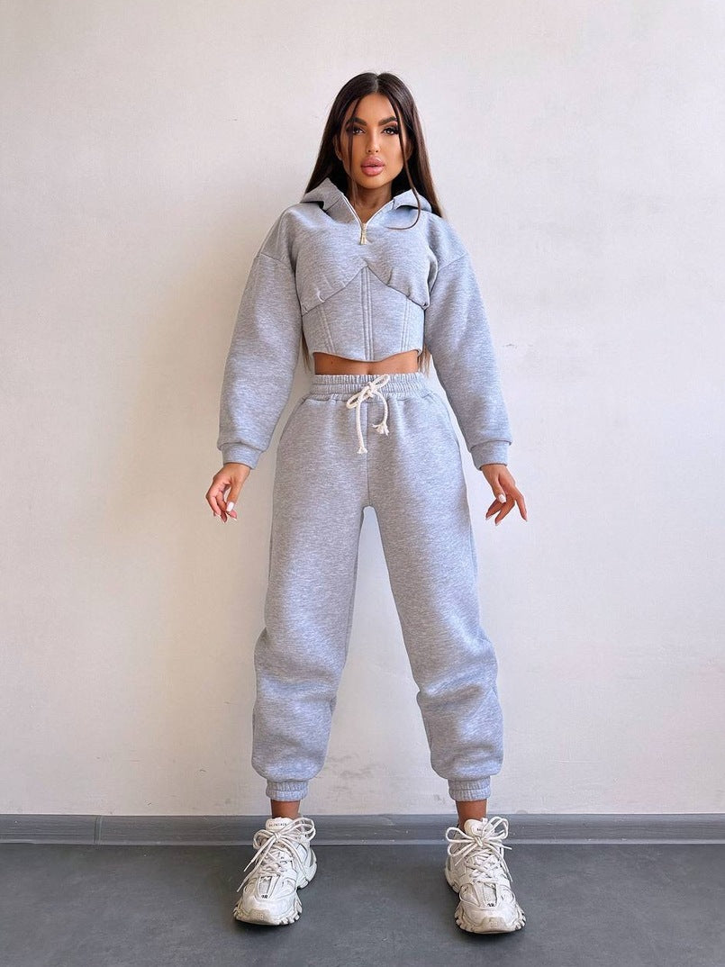 Damen Sportoutfit mit trendiger cropped Jacke und modischen Jogginghosen Drune