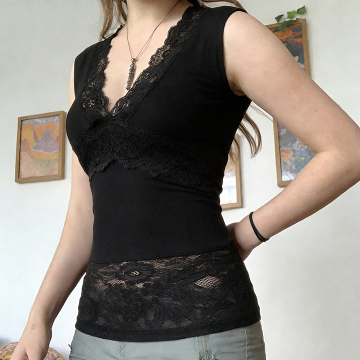 Damen-Spitzen-Tanktop mit tiefem V-Ausschnitt und dekorativen Rüschendetails Drune