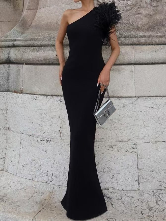 Damen Elegantes Abendkleid mit asymmetrischem Schnitt und kunstvollem Federbesatz Drune