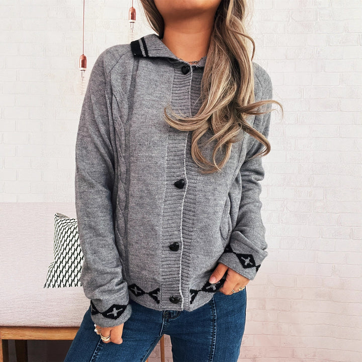 Damen Strickjacke mit kreativem Zopfmuster und modernen Knopfdetails Drune
