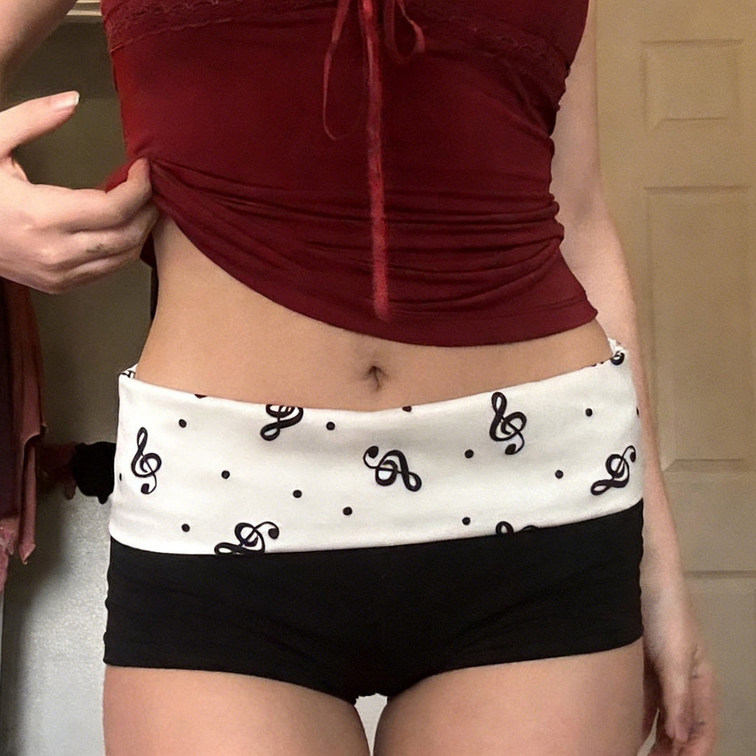 Damen Bade-Shorts mit verspieltem Notenmuster und bequemem Bund Drune