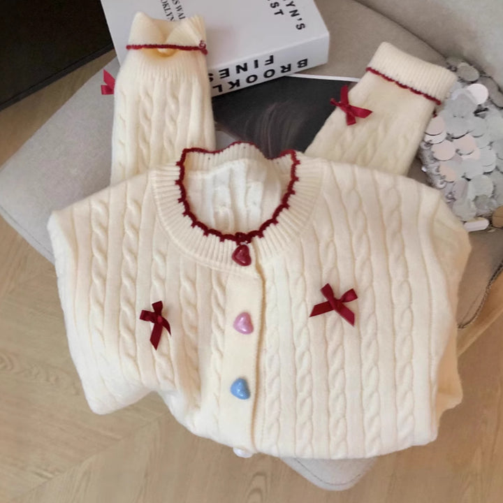 Damen Strickjacke mit verspieltem Kabelmuster und bunten Knopfdetails Drune