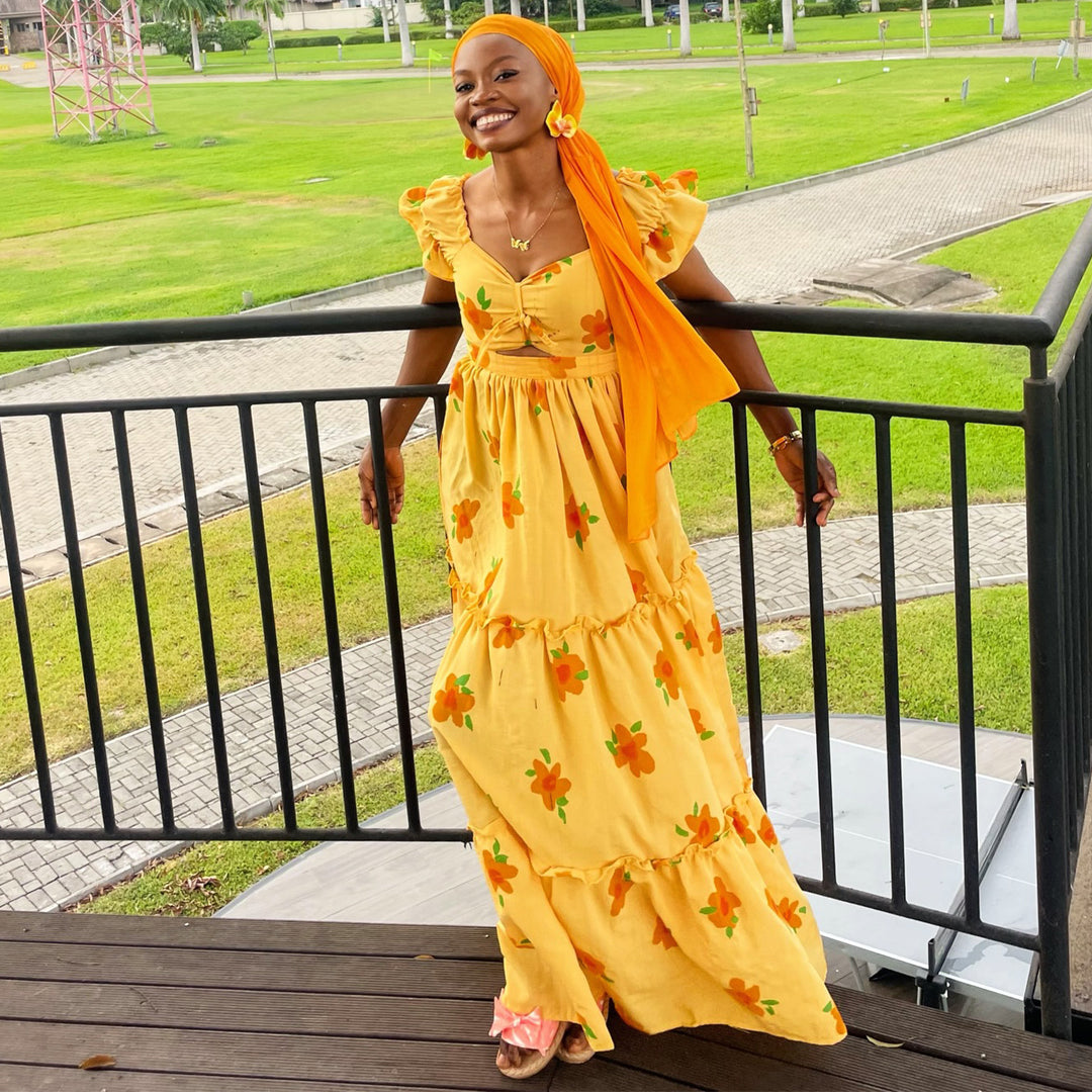 Damen Maxikleid mit voluminösen Rüschen und floralen Akzenten Drune