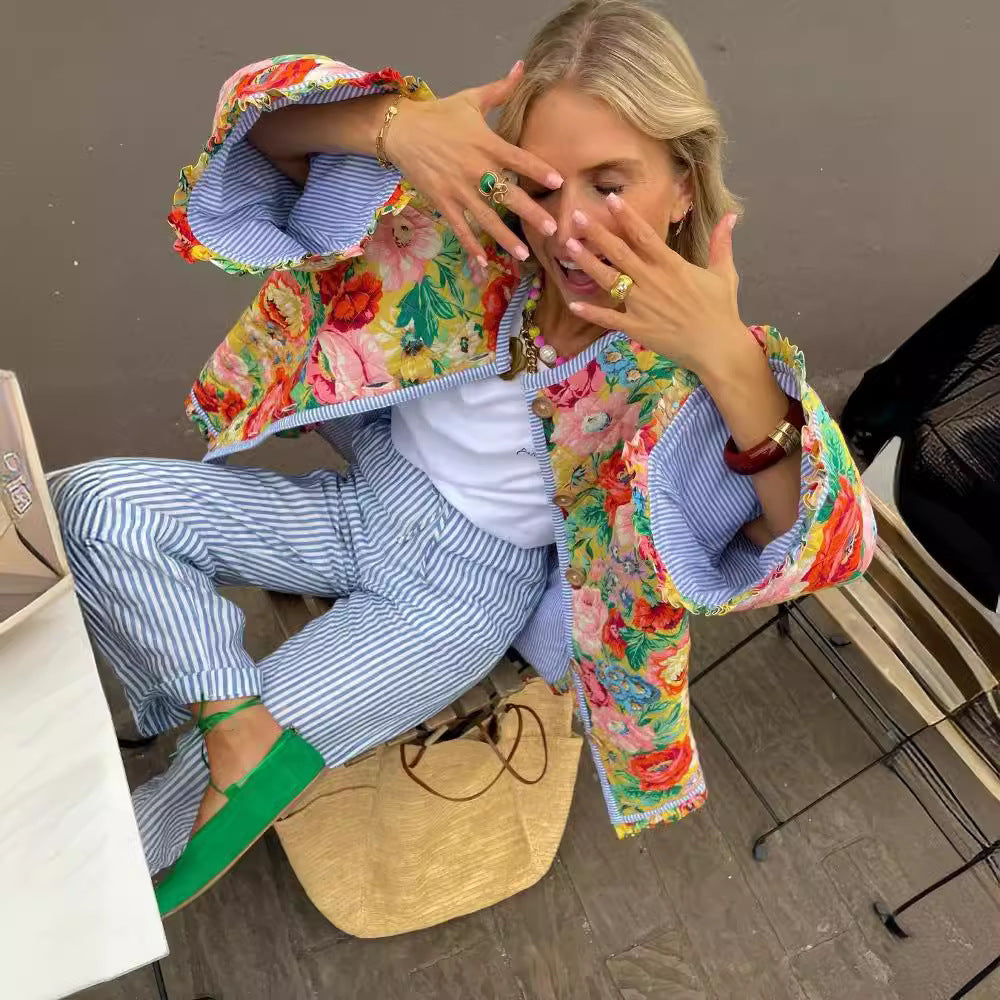 Damen Überwurfjacke mit buntem Blumenmuster und dekorativen Knöpfen Drune