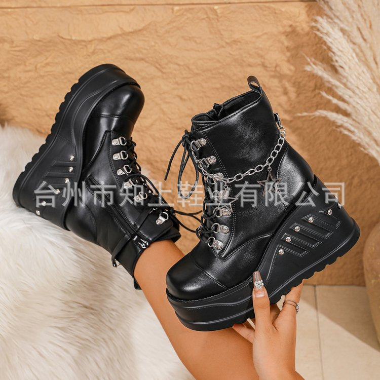Damen nan Gothic Plateau-Stiefelette mit Schnürung, Ösenriemen und Anhänger-Details Drune