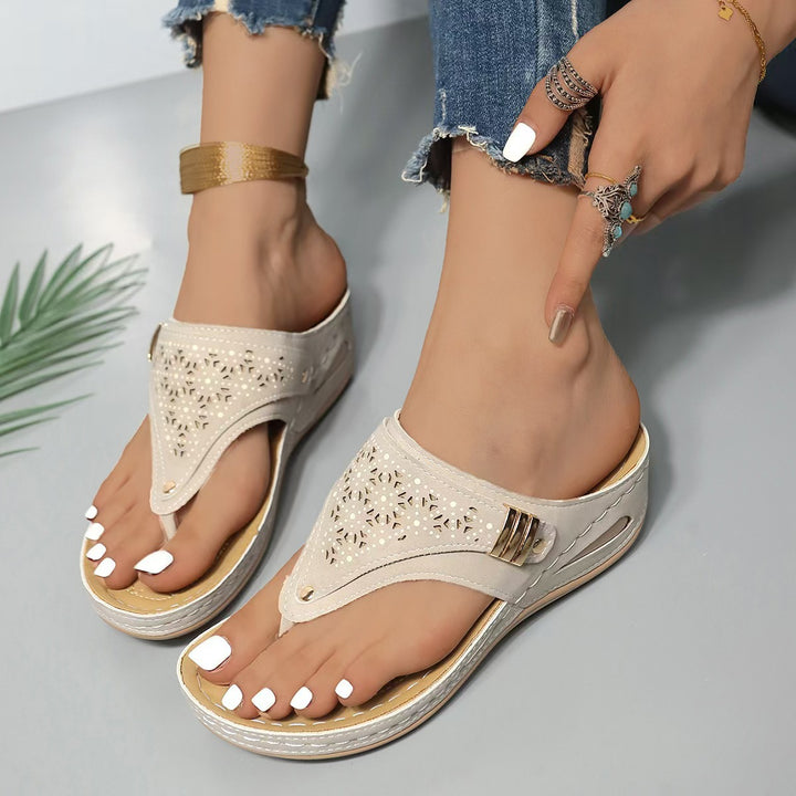 Damen nan bequeme Zehentrenner-Sandale mit ergonomischem Komfortfußbett und dekorativer Perforation Drune