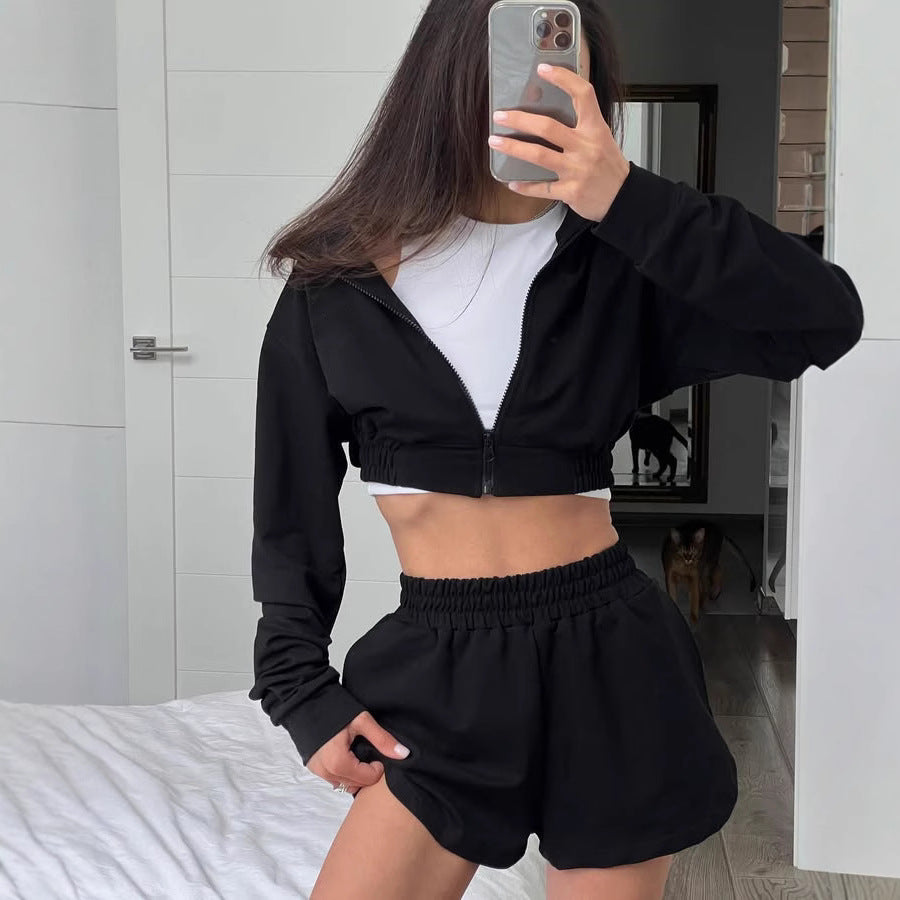 Damen Sportliches Freizeit-Set mit trendy cropped Jacke und Shorts Drune