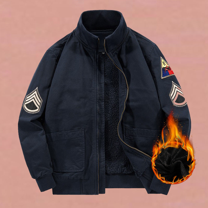 Herren nan militärisch inspirierte Bomberjacke mit aufgesetzten Patches, verdecktem Reißverschluss und elastischen Bündchen Drune