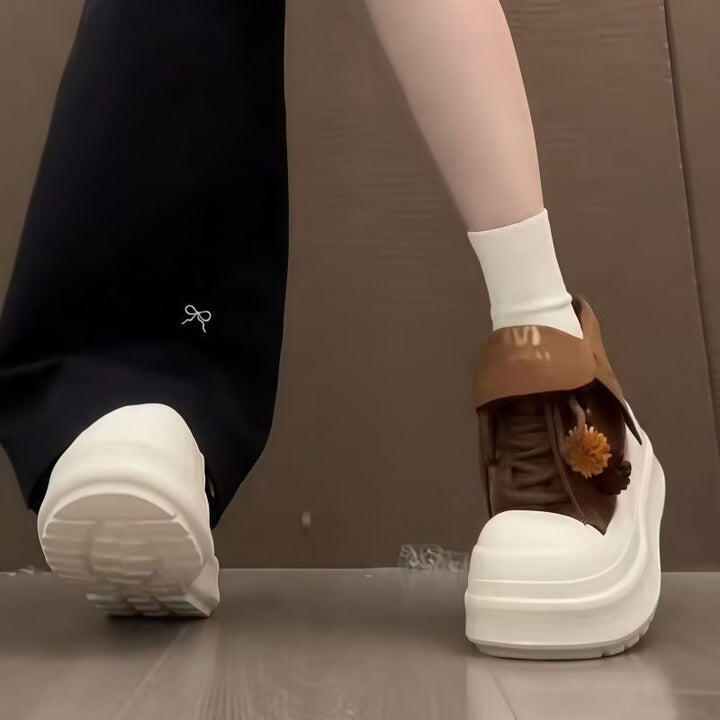 Damen Sportliche Plateau-Sneaker mit verspielten Anhängern Drune