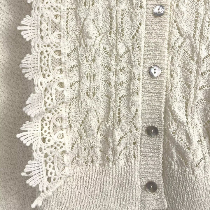 Damen Strickjacke mit aufwendiger Häkelspitze und eleganten Rüschendetails Drune