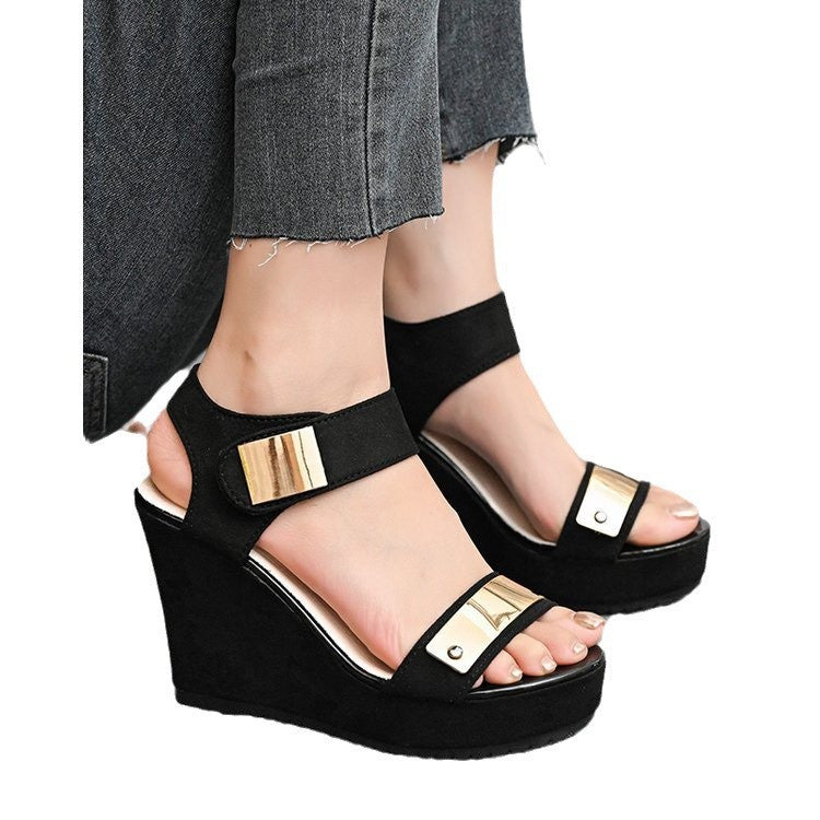 Damen nan Keilabsatz-Sandalette mit Plateau und metallischen Details Drune