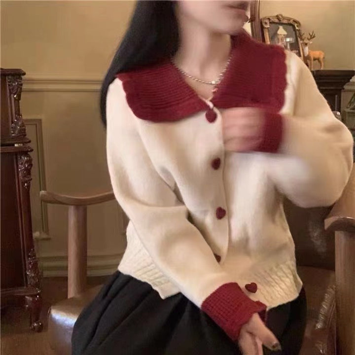 Damen Strickjacke mit Herzknöpfen und apartem Rüschenkragen Drune
