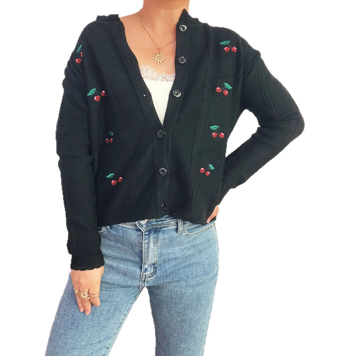 Damen Strickjacke mit verspieltem Kirschmuster und dekorativen Knopfdetails Drune