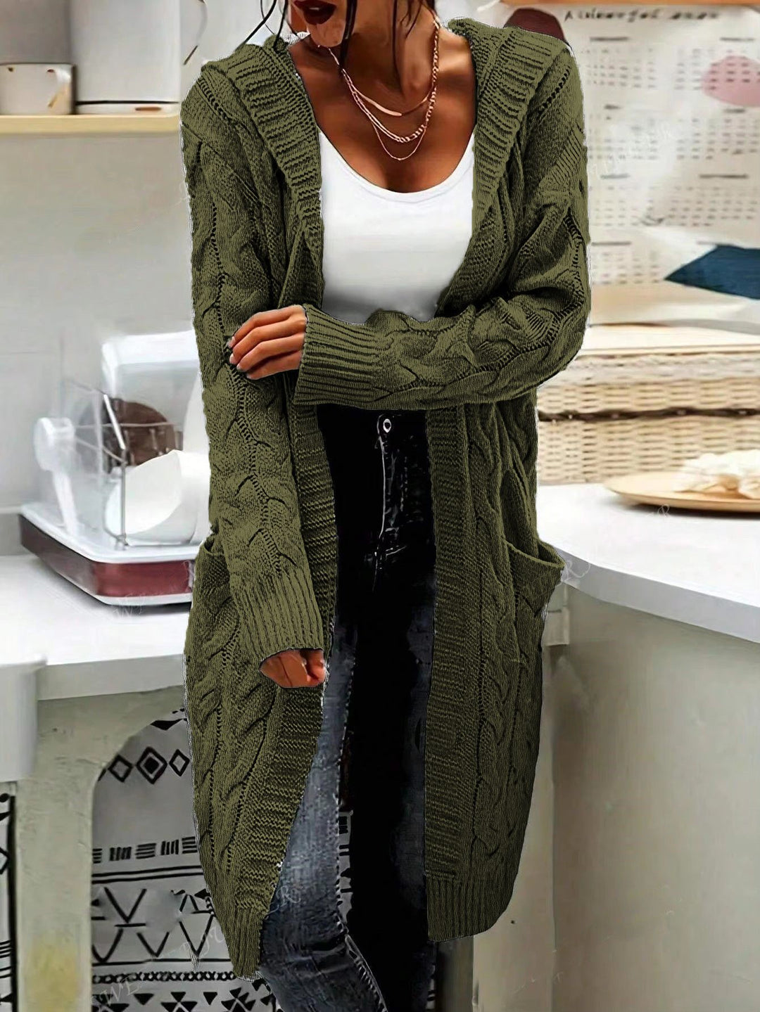 Damen Strickjacke im lässigen Langschnitt mit Zopfmuster und praktischen Taschen Drune