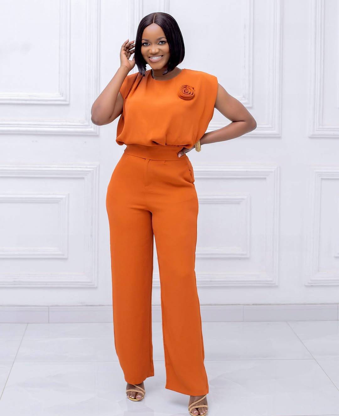 Damen eleganter All-in-One-Jumpsuit mit floralem Detail Drune