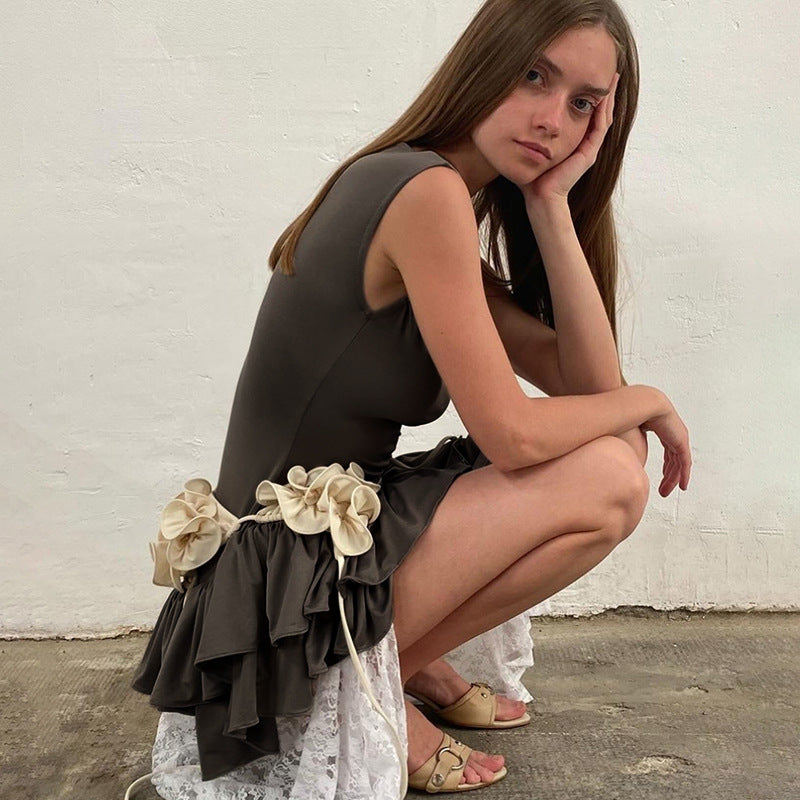 Damen Rüschen-Minikleid mit figurbetontem Oberteil und fließendem Stoff Drune